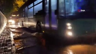  Kadıköy’de yollar göle döndü, araçlar ilerlemekte zorlandı