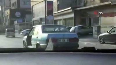  Kapısı olmadan trafikte seyreden otomobil görenleri şaşkına çevirdi