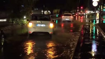  Lüks otomobil yağmurda mahsur kaldı