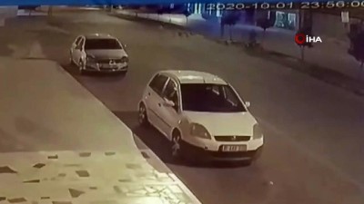 guvenlik kamerasi -  Sokak köpeklerinden kaçarken başını çarpıp öldü Videosu