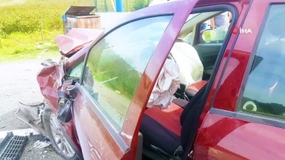  Tırın dorsesinden düşen briketler kazaya yol açtı: 4 yaralı