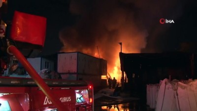  Ümraniye’de geri dönüşüm deposu alev alev yandı