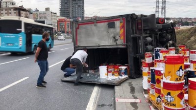  Boya yüklü kamyonet E-5’te yan yattı, yoğun trafik oluştu