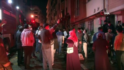  Esenyurt’ta bir binanın çatısı alev alev yandı