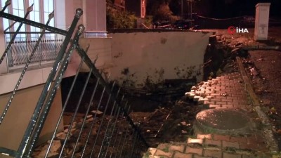  Kartal'da bir apartmanın istinat duvarı çöktü