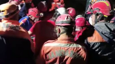  Enkazda 33 saat kapıyla hayat tutundu