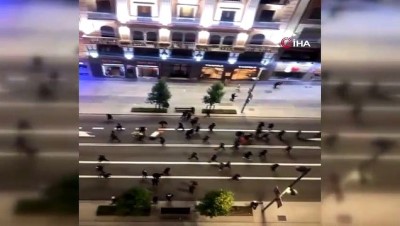 cevik kuvvet polisi -  - İspanya'da Covid-19 protestoları şiddet olaylarına dönüştü
- Protestocular dükkanları yağmaladı, polise taşla saldırdı Videosu
