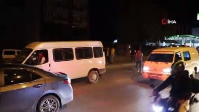 biber gazi -  Kazayı unutup yolun ortasında tekme tokat kavga ettiler Videosu
