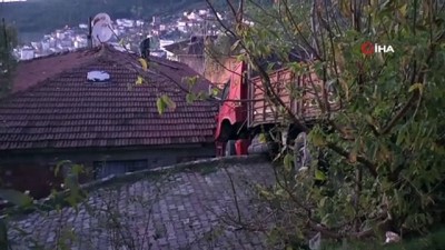 gecekondu -  Maltepe'de freni boşalan kamyon gecekondunun çatısına uçtu Videosu