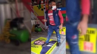 islamiyet -  Müşteriler Macron’un fotoğrafına basıp geçiyor Videosu