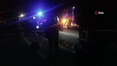 trafik guvenligi -  Otomobil traktör römorkuna çarptı: 1 ölü, 2 yaralı Videosu