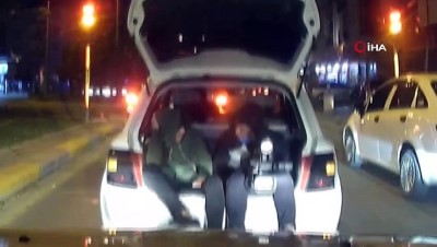 dugun konvoyu -  Otomobilin bagajında 2 gencin tehlikeli yolculuğu Videosu