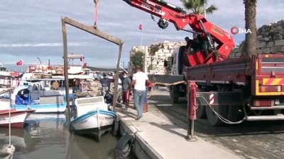  Tsunami ile sürüklenen tekneler denizden çıkartılıyor