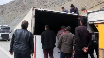  Virajı alamayan bakır yüklü tır devrildi