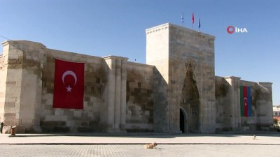 kervansaray -  800 yıllık Sultanhanı Kervansarayına Azerbaycan bayrağı asıldı Videosu