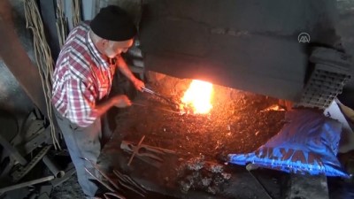 demircili - Amasyalı demirci ustası, ekmeğini 42 yıldır demire şekil vererek kazanıyor Videosu
