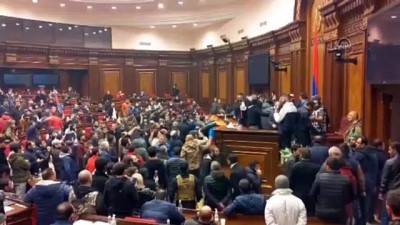 makam odasi - Ermenistan’da göstericiler Dağlık Karabağ’daki mağlubiyetin ardından parlamento binasını bastı Videosu
