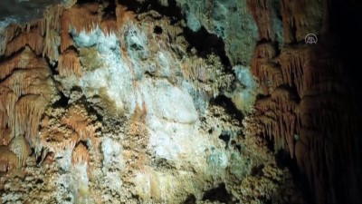 temel kazisi - İnşaat kazısında sarkıt ve dikitli yeraltı mağarası bulundu - YOZGAT Videosu