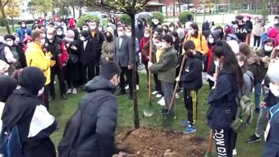  Gaziosmanpaşa’da gençler, Milli Ağaçlandırma Günü’nde fidan dikti