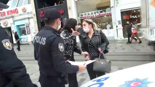 taksim de maske takmadiklari icin ceza yiyen kadinlar gazetecilere saldirdi