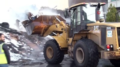 kereste deposu -  13 saattir devam eden depo yangınındaki hasar gün ağarınca ortaya çıktı Videosu