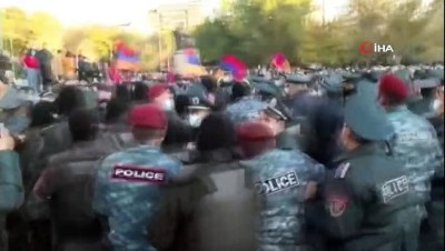 polis mudahale -  - Ermenistan’da Paşinyan karşıtı gösterilerde arbede: 30 gözaltı Videosu