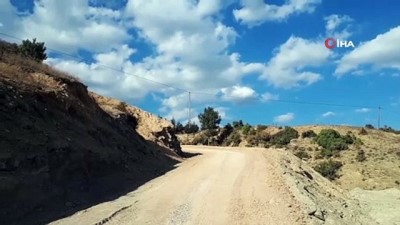  Fıkra gibi olay...Telefon telleri direği taşıyor