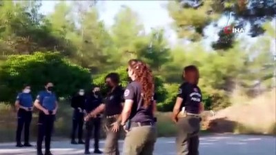  Kadın polisler poligonda erkeklere taş çıkarttı