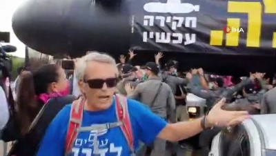 yolsuzluk -  - İsraillilerden Netanyahu karşıtı 'denizaltı' protestosu Videosu