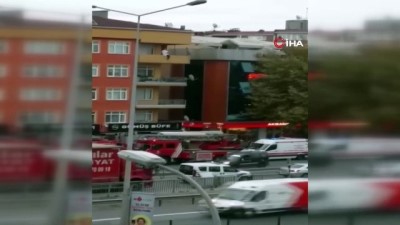  Polisin, intihar etmek için balkona çıkan kadını kurtardığı anlar kamerada