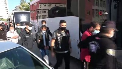 sigara paketi -  Şafak vakti gözaltına alınan 15 torbacı adliyeye sevk edildi Videosu