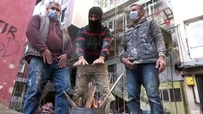 insaat iscileri -  Ardahan eksi 5’i gördü, inşaat işçileri ısınmak için ateş yaktı Videosu