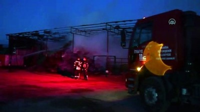 besi ciftligi - Besi çiftliğinde çıkan yangında 1 kişi yaralandı - MANİSA Videosu