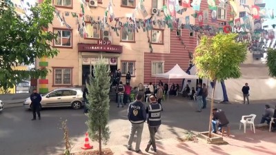 oturma eylemi -  HDP'lilerle evlat nöbetindeki aileler arasında gerginlik Videosu