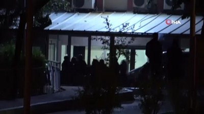 hastane bahcesi -  İntihar eden şahsın yakınları hastane bahçesinde birbirine girdi Videosu