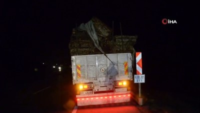  Seyir halindeki kamyonun çadırı yırtıldı, odunlar karayolunu kapattı
