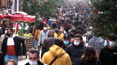  Taksim'de korona virüse rağmen oluşan kalabalık dikkat çekti