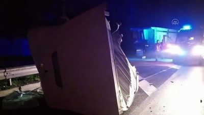 elektrik diregi - Tırla kamyon çarpıştı: 2 yaralı - SAKARYA Videosu