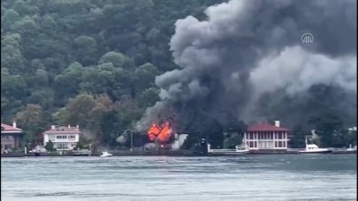 Üsküdar'da tarihi camideki yangın - Yangın anı -  İSTANBUL