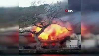  Vaniköy Camii'nde yangın çıktı