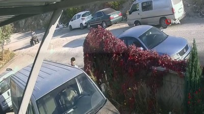 kamera -  - ATV'nin park halindeki otomobile çarpma anı kamerada Videosu