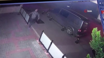 yasli adam -  Dükkanına giren hırsızları sopayla kovaladı, o anlar kameraya yansıdı Videosu