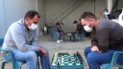 satranc -  Oto sanayinin ustaları boş zamanlarını satranç oynayarak değerlendiriyor Videosu