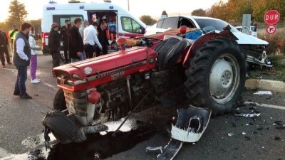 UŞAK -  Otomobille traktörün çarpışması sonucu 4 kişi yaralandı