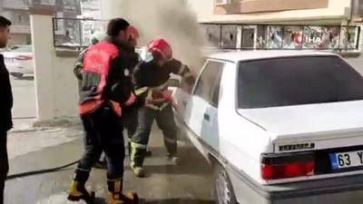 yukselen -  - Alev alan otomobil söndürüldü Videosu