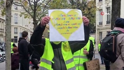 sosyal ag -  - Fransa'da Sarı Yelekliler gösterilerinin 2. yıldönümü için sokaklarda Videosu