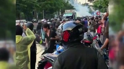 cevik kuvvet polisi - - Tayland Polisinden Monarşi Karşıtı Protestolara Müdahale Videosu