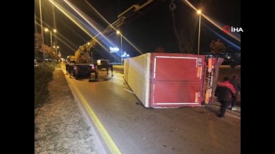 bebek -  Başkent'te bebek bezi yüklü tır devrildi;2 yaralı Videosu