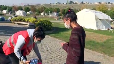deprem bolgesi - İZMİR - Deprem sonrası çadırdan yaptığı paylaşımlarla hayırseverleri sosyal medyada seferber etti Videosu