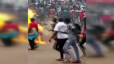 cumhurbaskani adayi -  - Uganda'da cumhurbaşkanı adayının tutuklanması sokakları karıştırdı
- Başkent Kampala'da göstericilere ateş açıldı: 3 ölü, 34 yaralı Videosu
